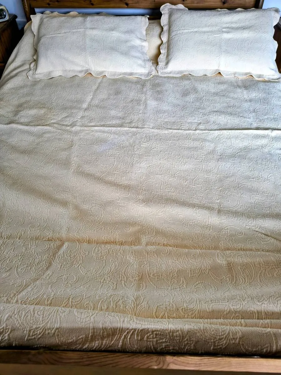 Vintage king size bed spread and pillowcases - Image 1