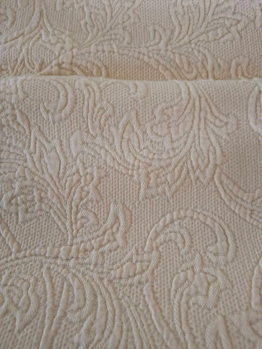 Vintage king size bed spread and pillowcases - Image 2