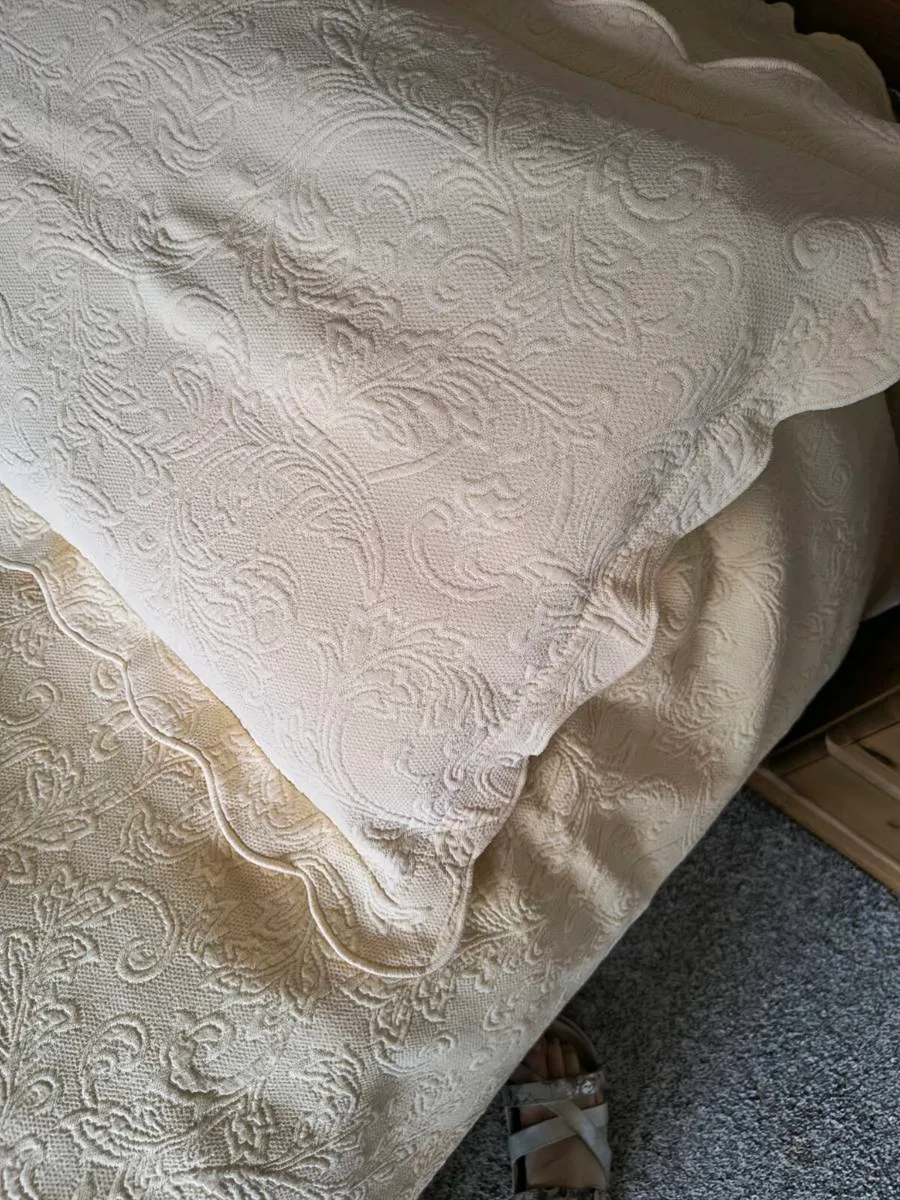Vintage king size bed spread and pillowcases - Image 3