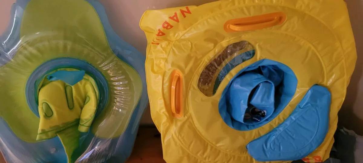 Holds swimming aids