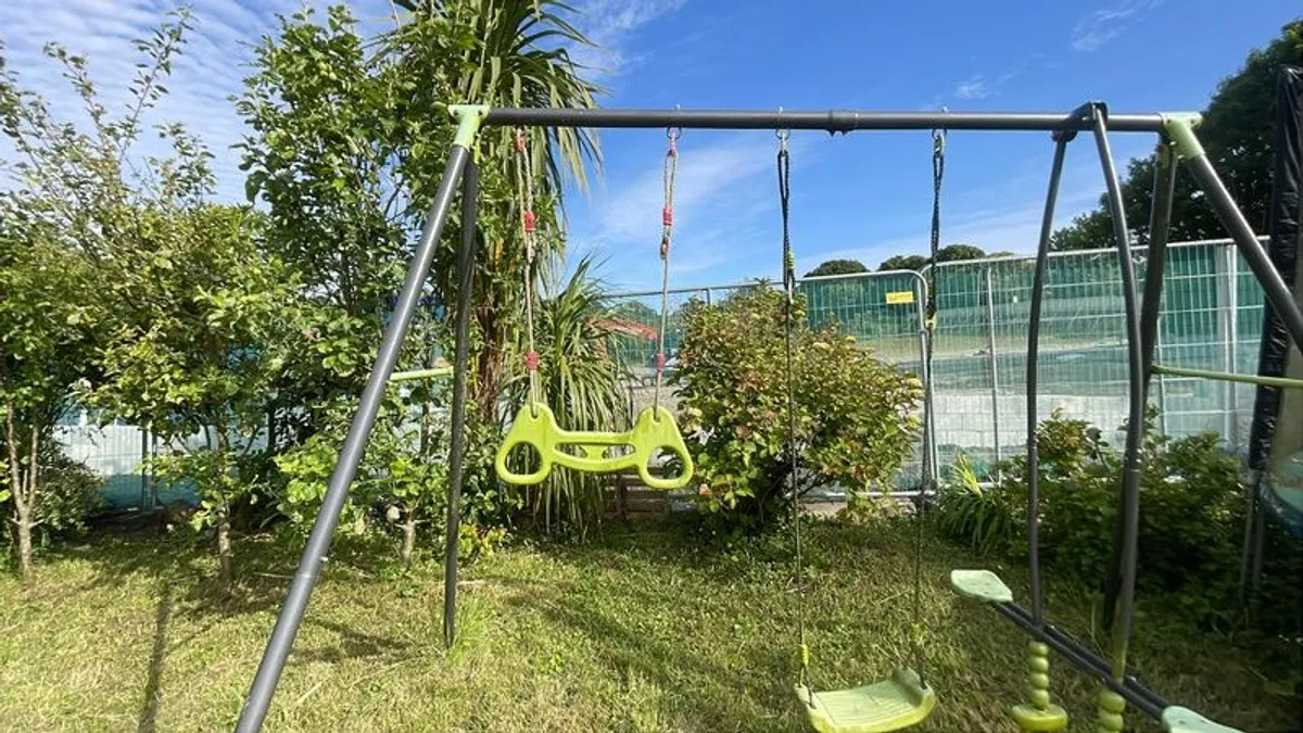 Swing set - Image 1