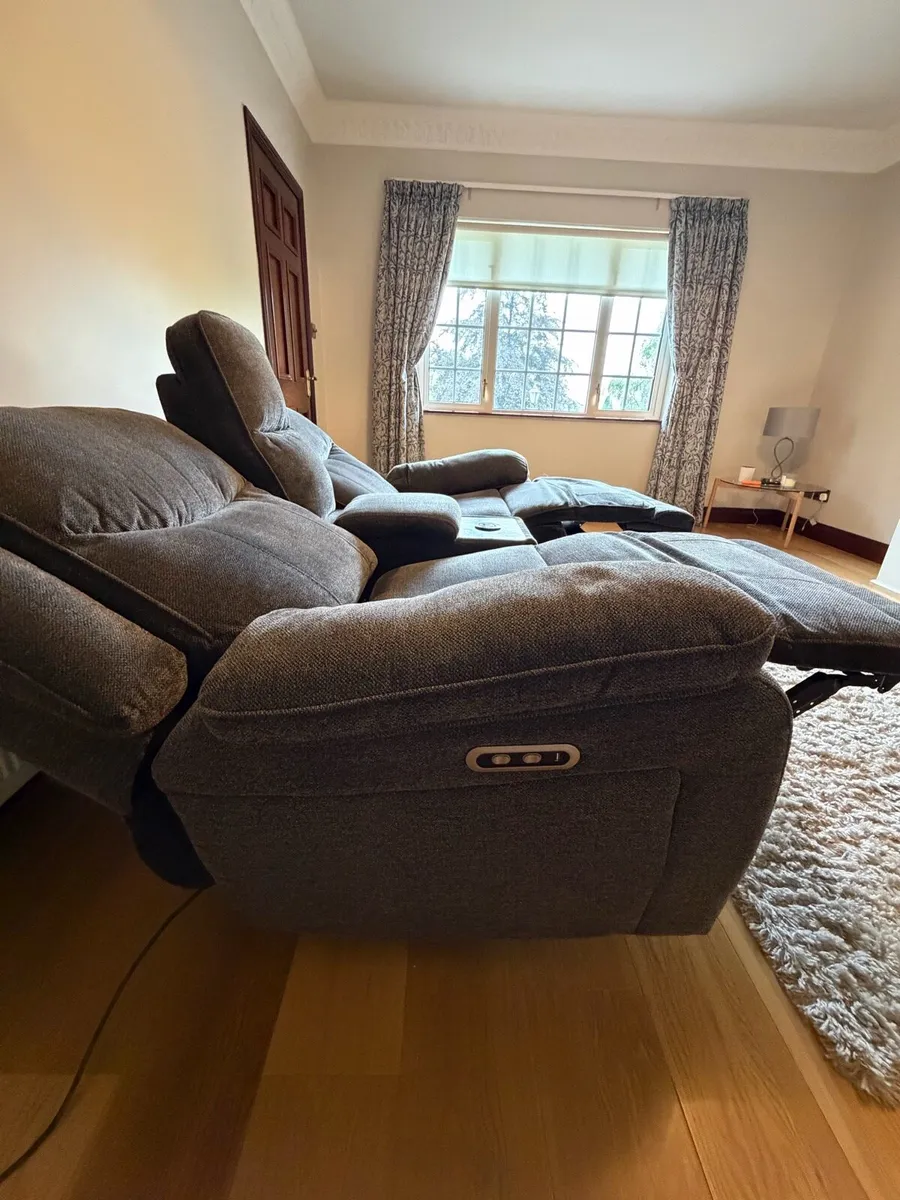 Electric 2 Seater Recliner and Console (1 year old - Image 3