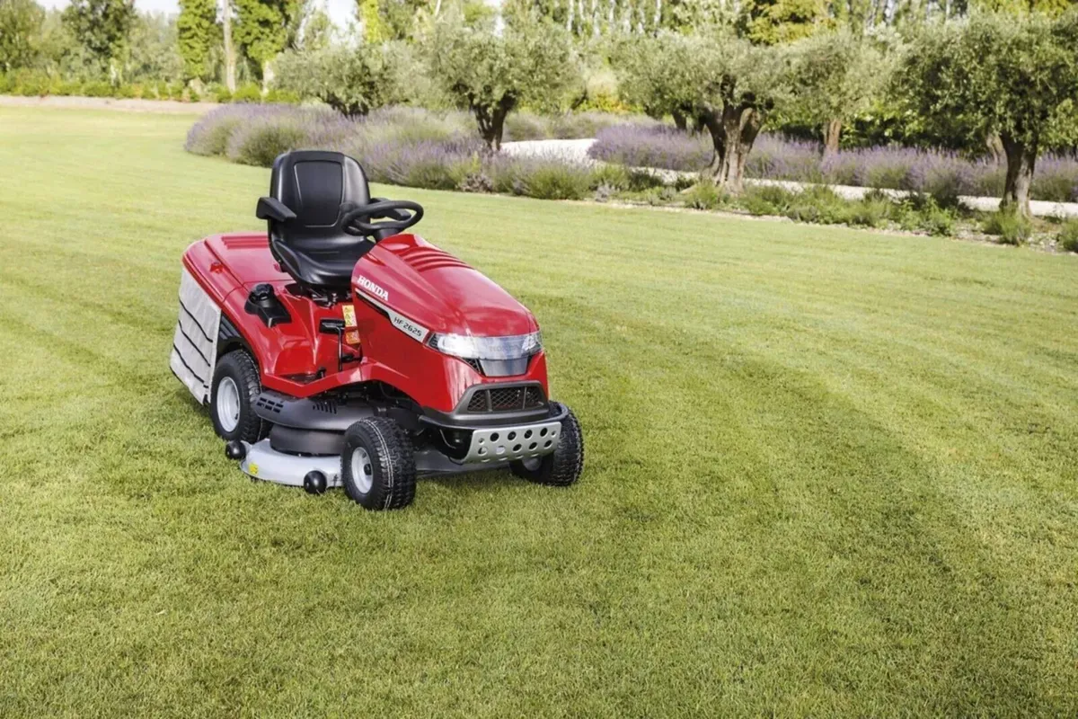 Honda HF2625 Ride-On Lawnmower - Image 2