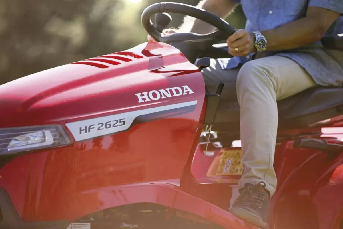Honda HF2625 Ride-On Lawnmower - Image 3