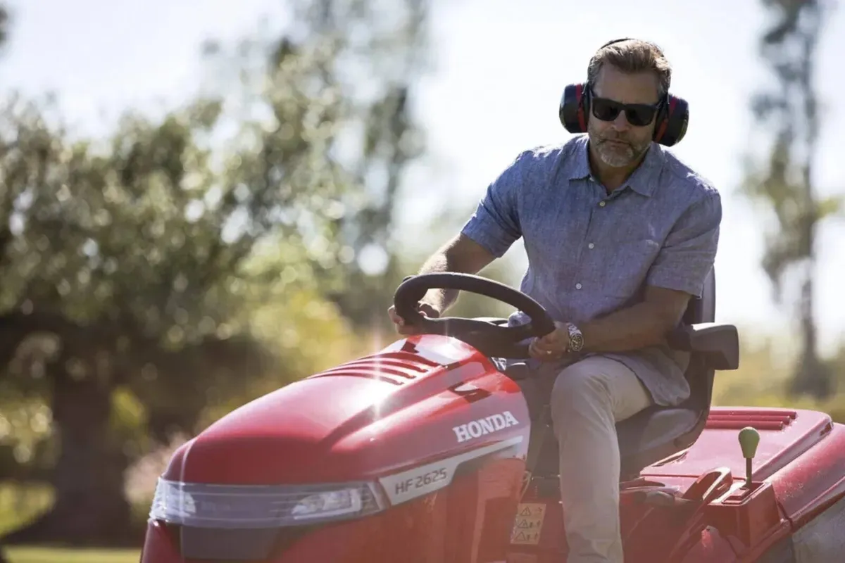 Honda HF2625 Ride-On Lawnmower - Image 4