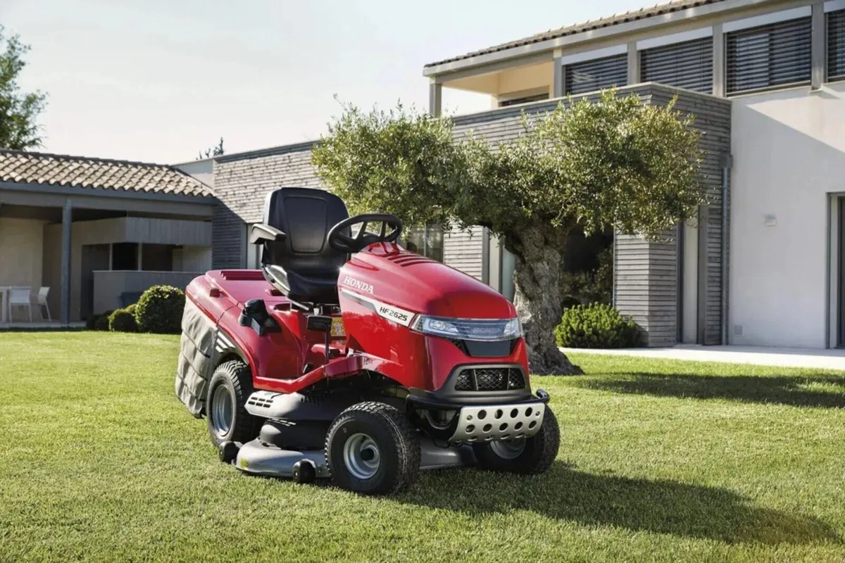 Honda HF2625 Ride-On Lawnmower - Image 1
