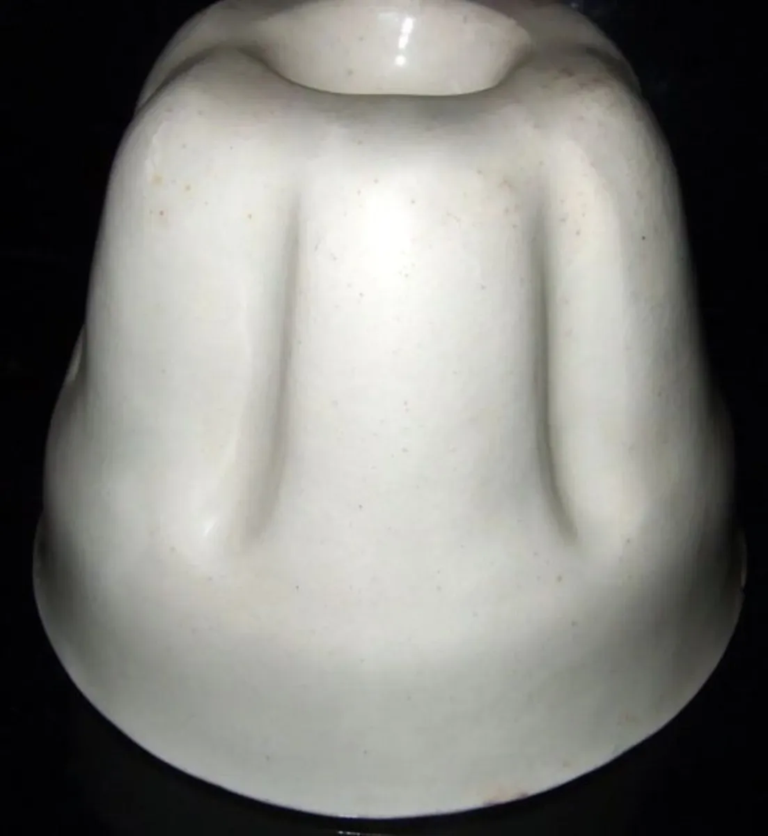 Vintage Shelley White Ceramic Jelly Mould - Image 2