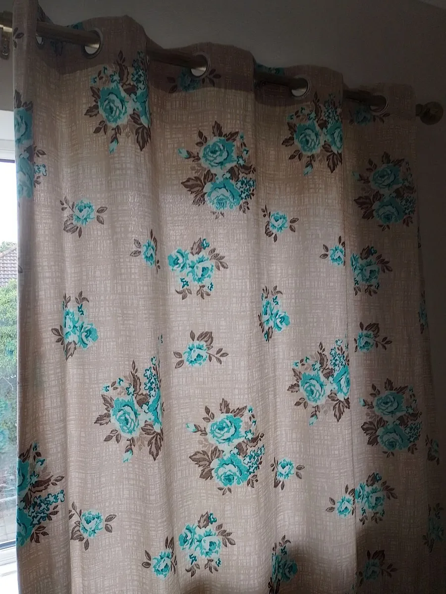PAIR OF EYELET LINED CURTAINS. 66 x 72 inches. - Image 1
