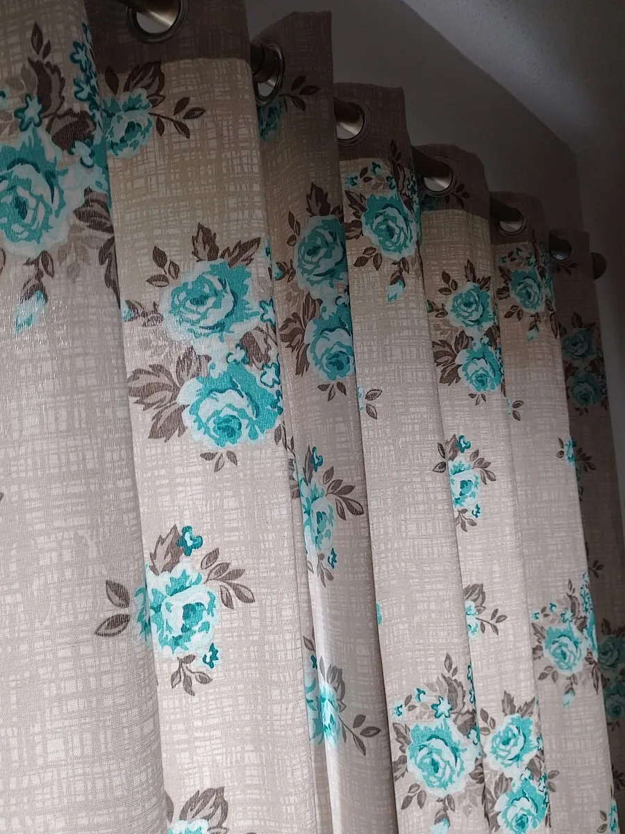 PAIR OF EYELET LINED CURTAINS. 66 x 72 inches. - Image 4