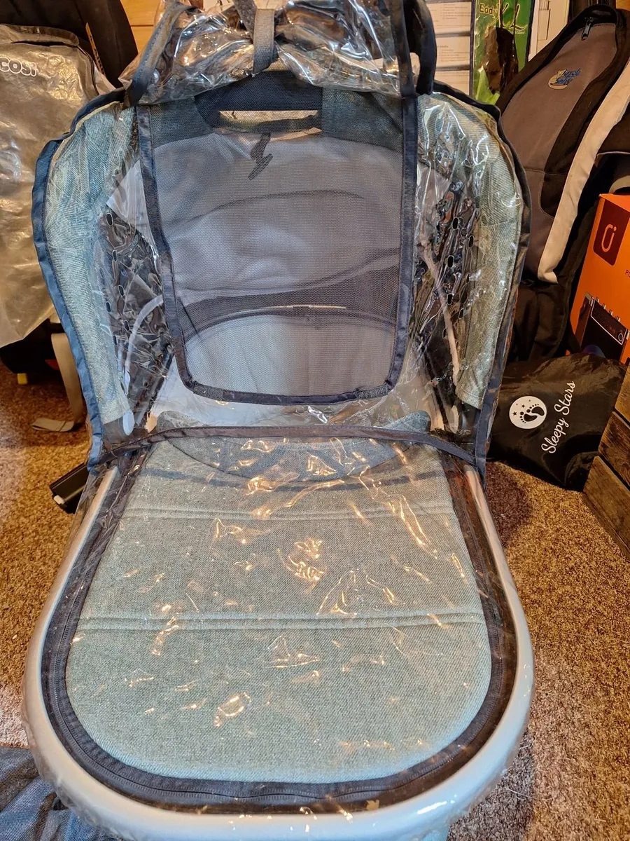 Uppababy Basinette, rain/mosquito over, mattress, - Image 2