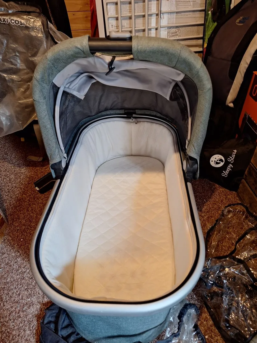 Uppababy Basinette, rain/mosquito over, mattress, - Image 1
