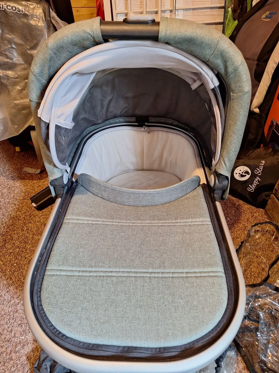 Uppababy Basinette, rain/mosquito over, mattress, - Image 3