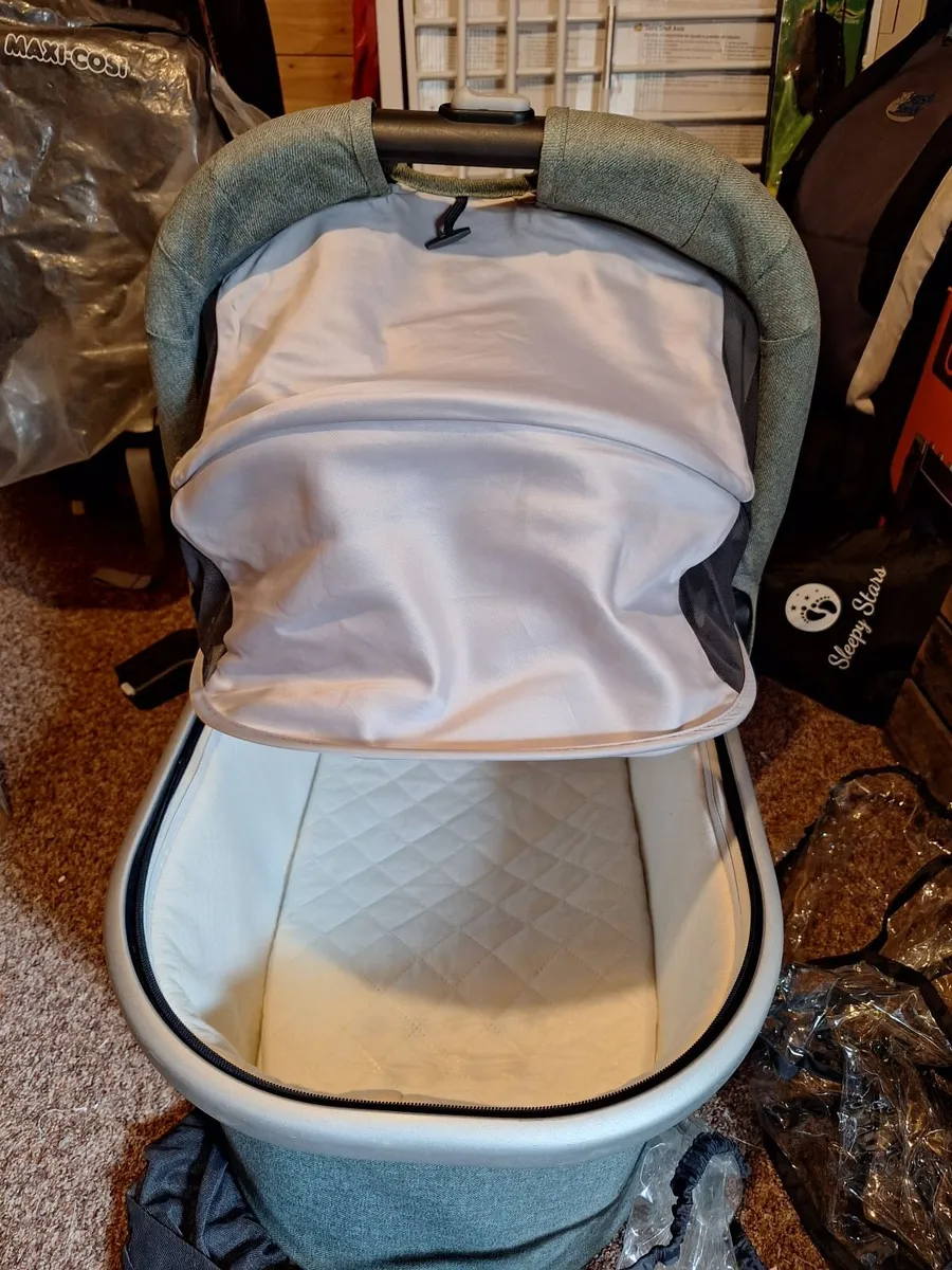 Uppababy Basinette, rain/mosquito over, mattress, - Image 4