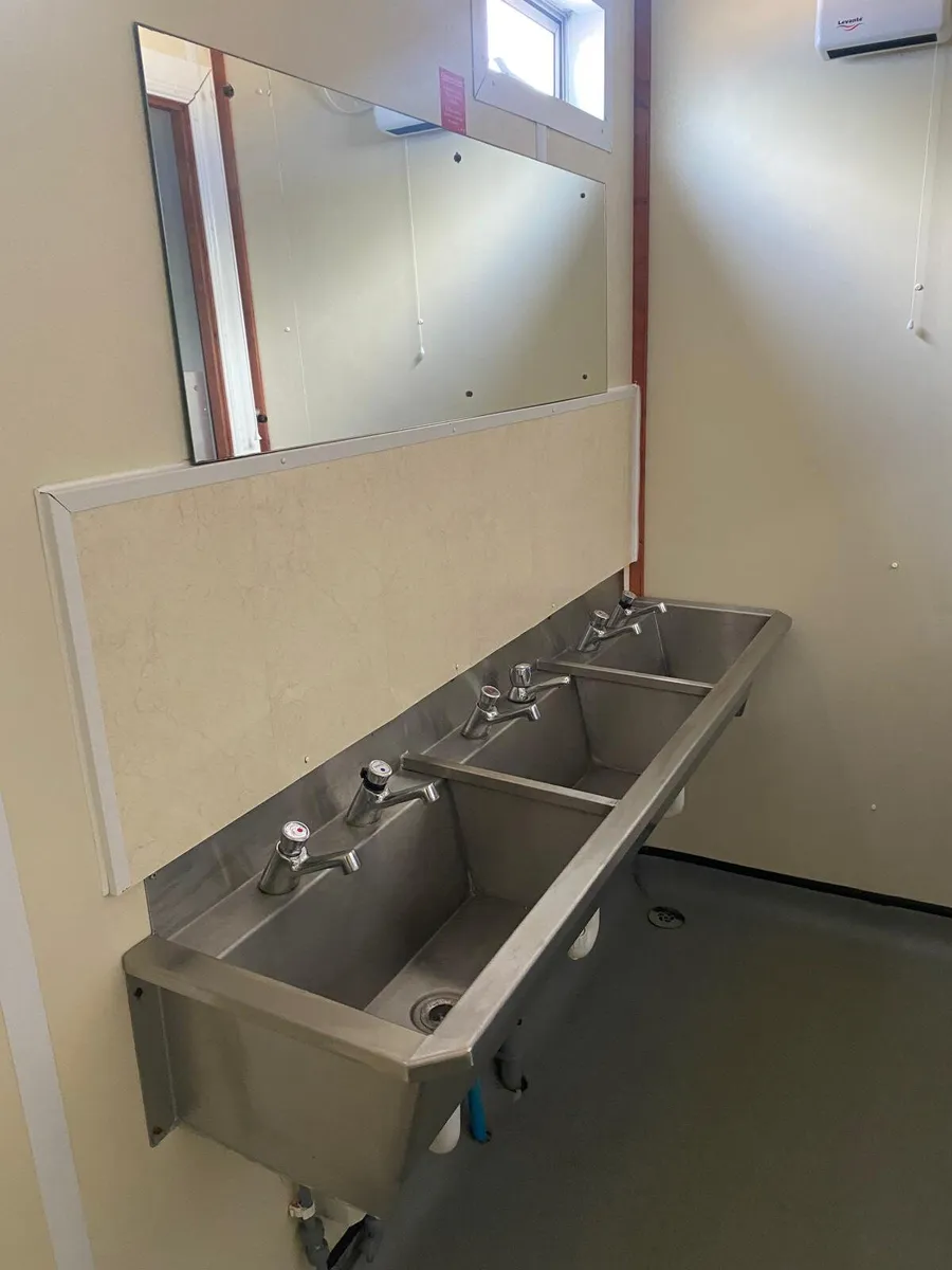 20FT X 8FT 5 CUBICLE ANTI-VANDAL SITE SHOWER - Image 4