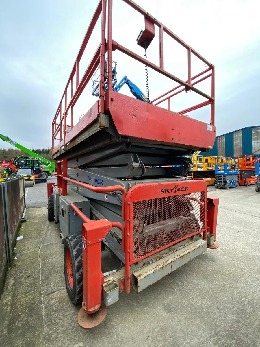 2013 SKYJACK SJ9250 56FT TWIN DECK DIESEL SCISSOR - Image 2