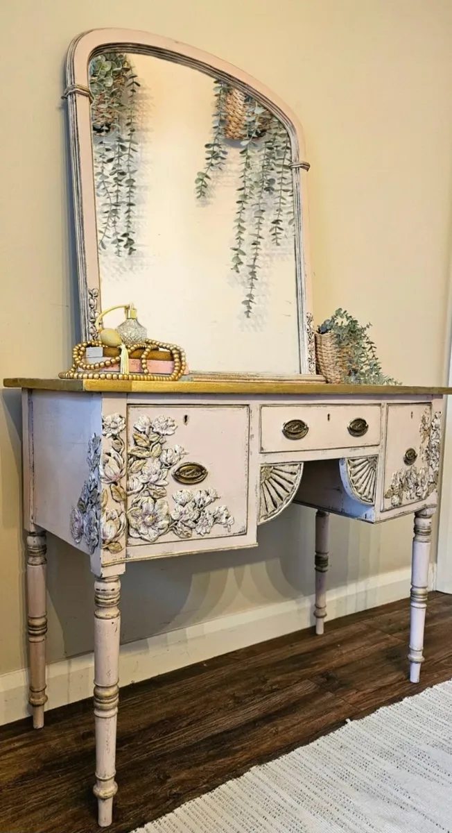 Dressing table with mirror - Image 1