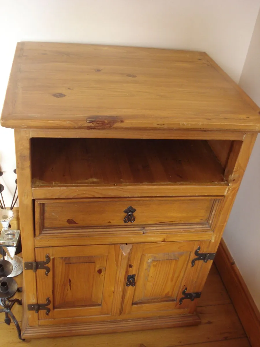 VINTAGE MEXICAN PINE TV CONSOLE CABINET. - Image 2