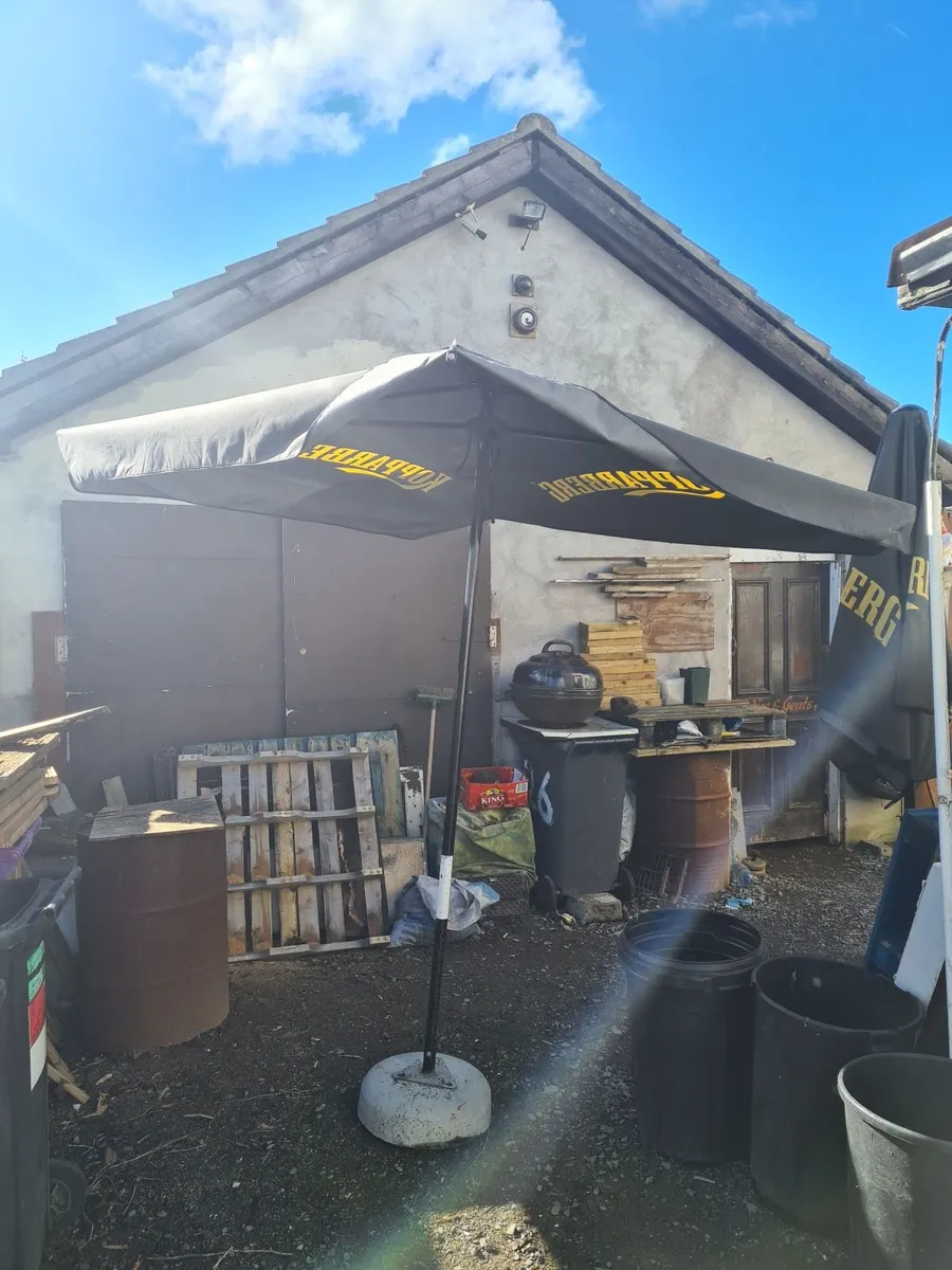 2 x Sturdy large Beer Garden Parasols - Image 4