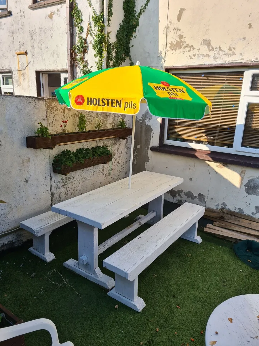 Parasols new with concrete base holders - Image 1