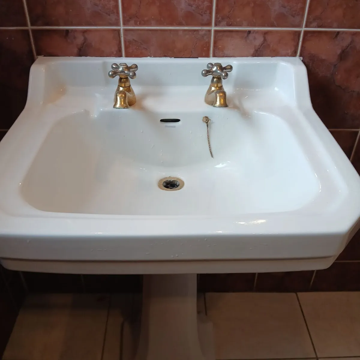 Bathroom sink, bath and bidet. - Image 2