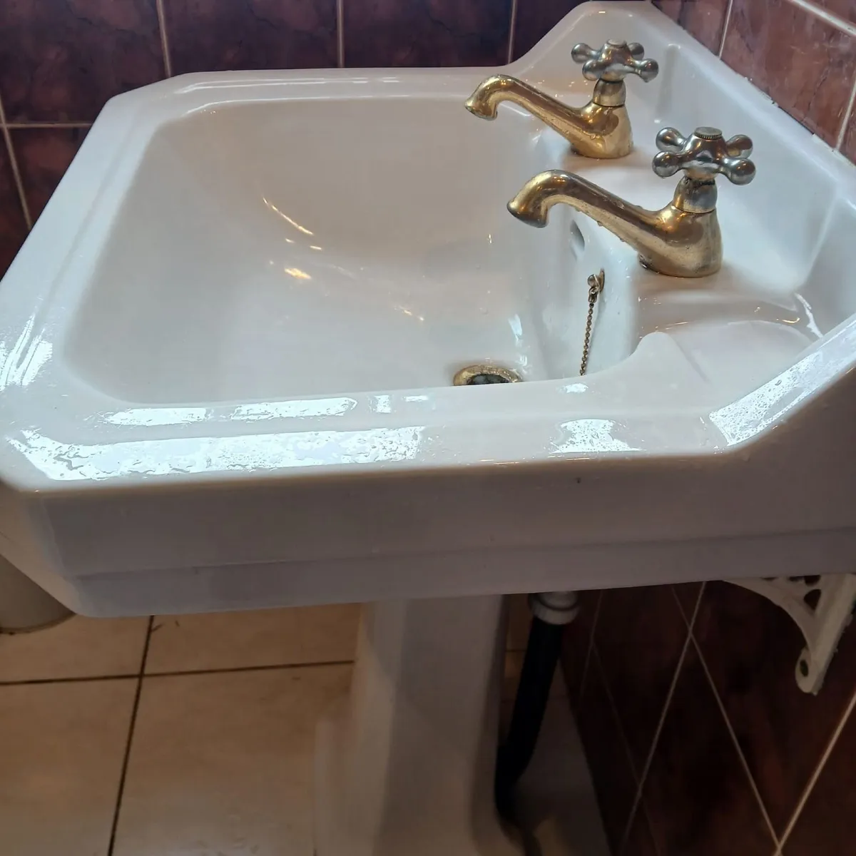Bathroom sink, bath and bidet. - Image 1