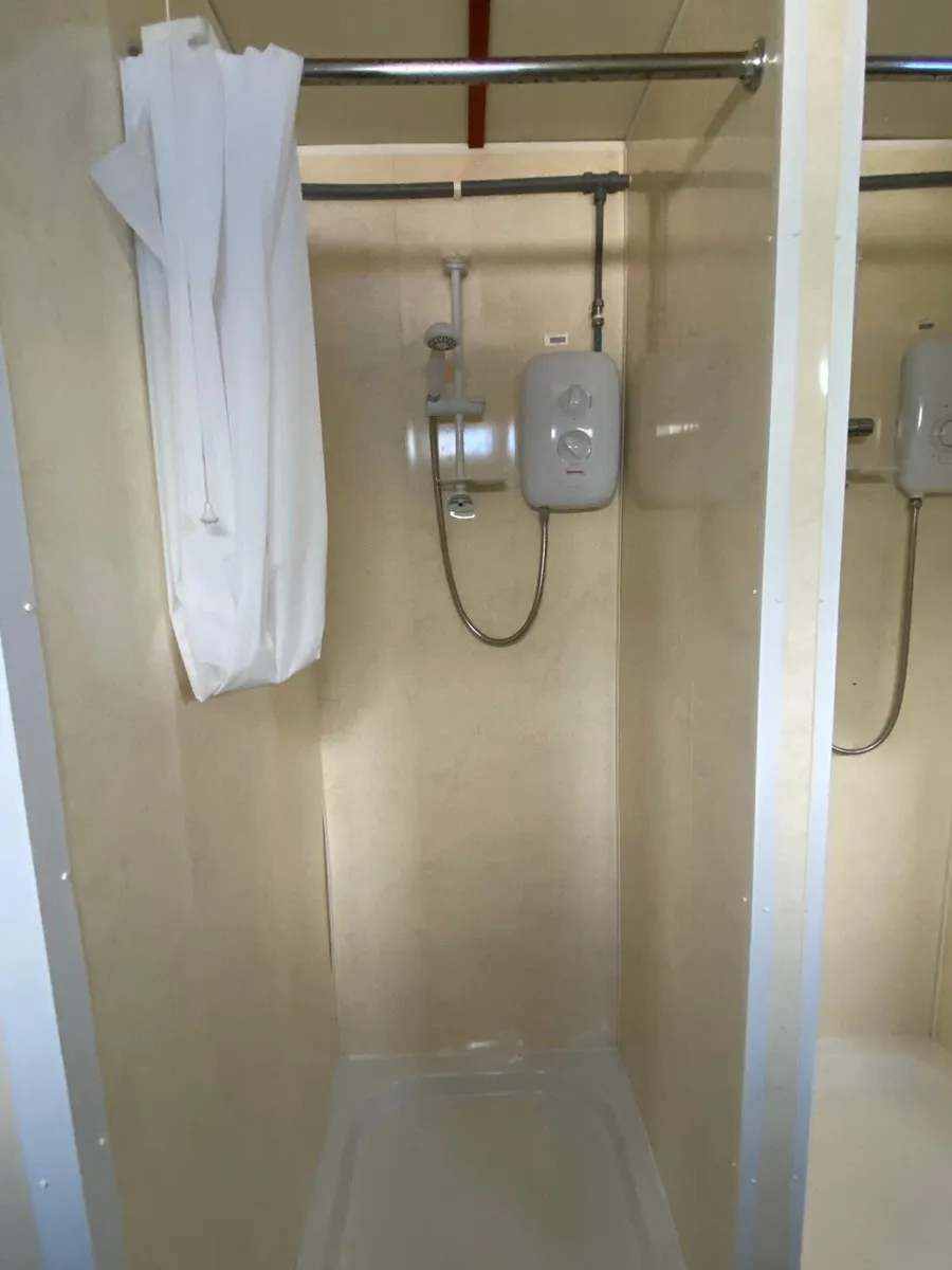 20FT X 8FT 5 CUBICLE ANTI-VANDAL SITE SHOWER - Image 3