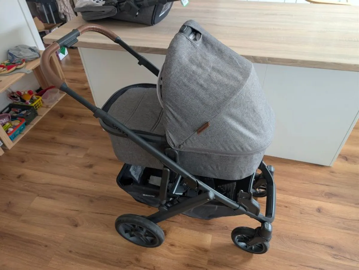 UPPAbaby Vista V2 Stroller and Carrycot - Image 3