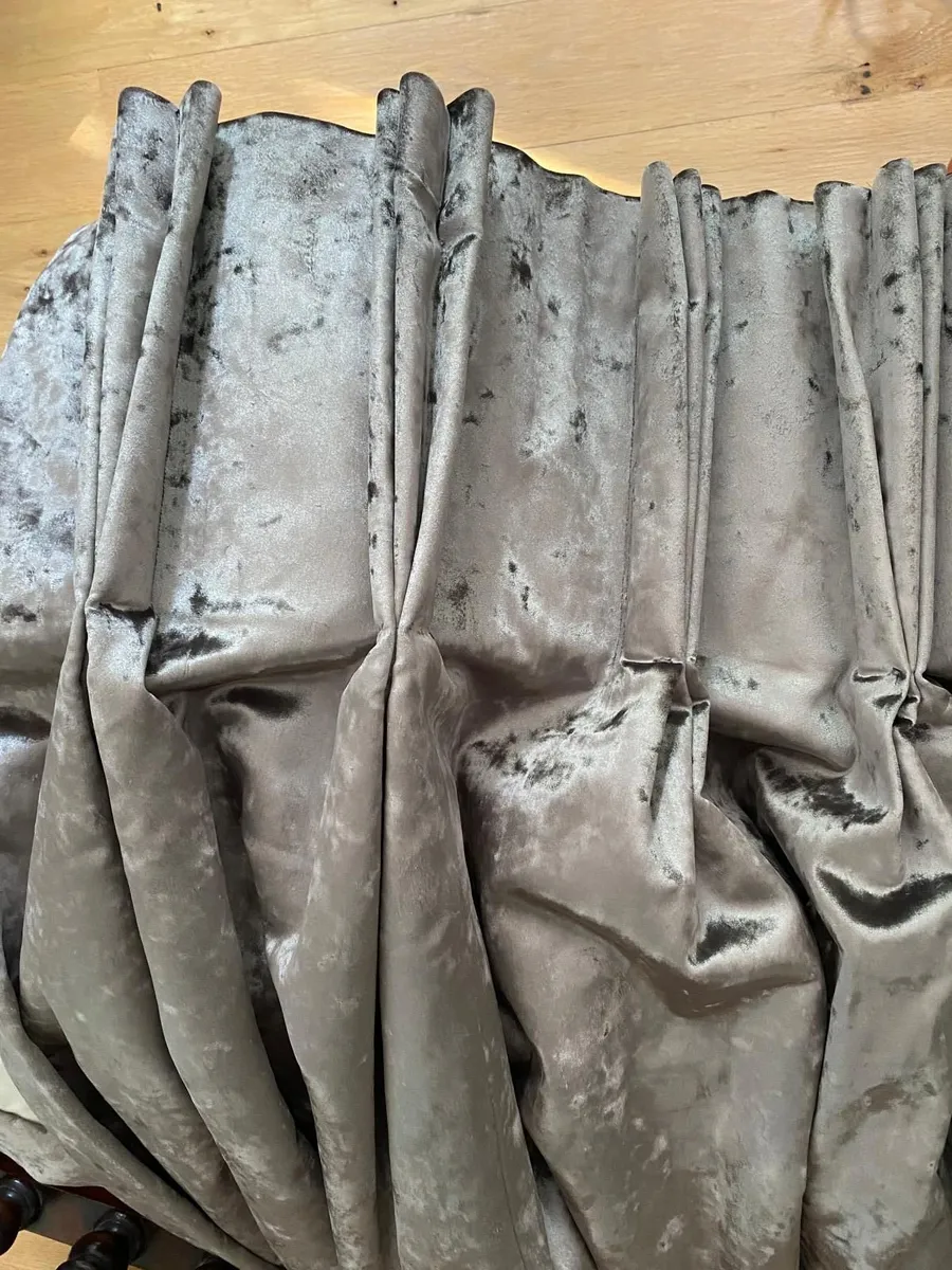 Grey Crushed Velvet Curtain - Image 1