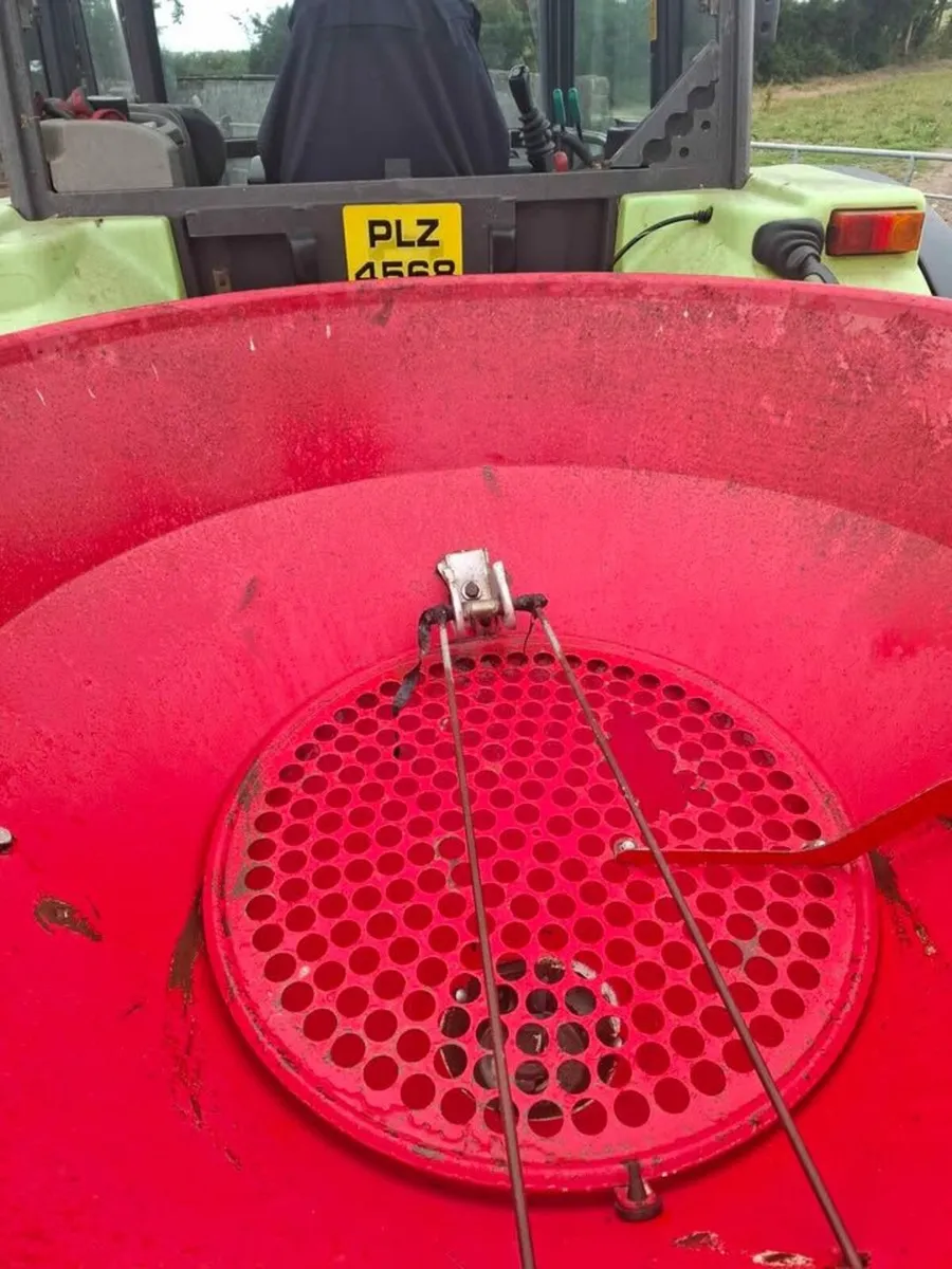 Cavallo C730R Fertiliser spreader - Image 1