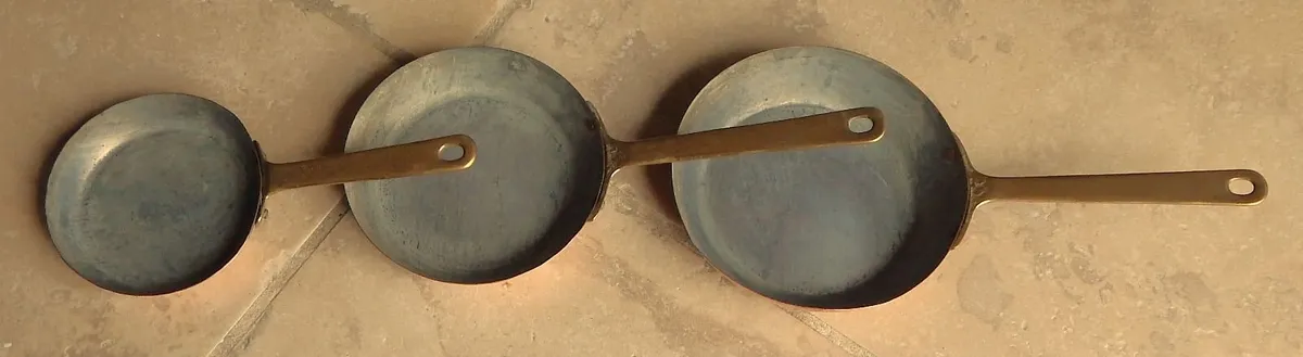 3 Small Cooper & Brass Pans - Image 2