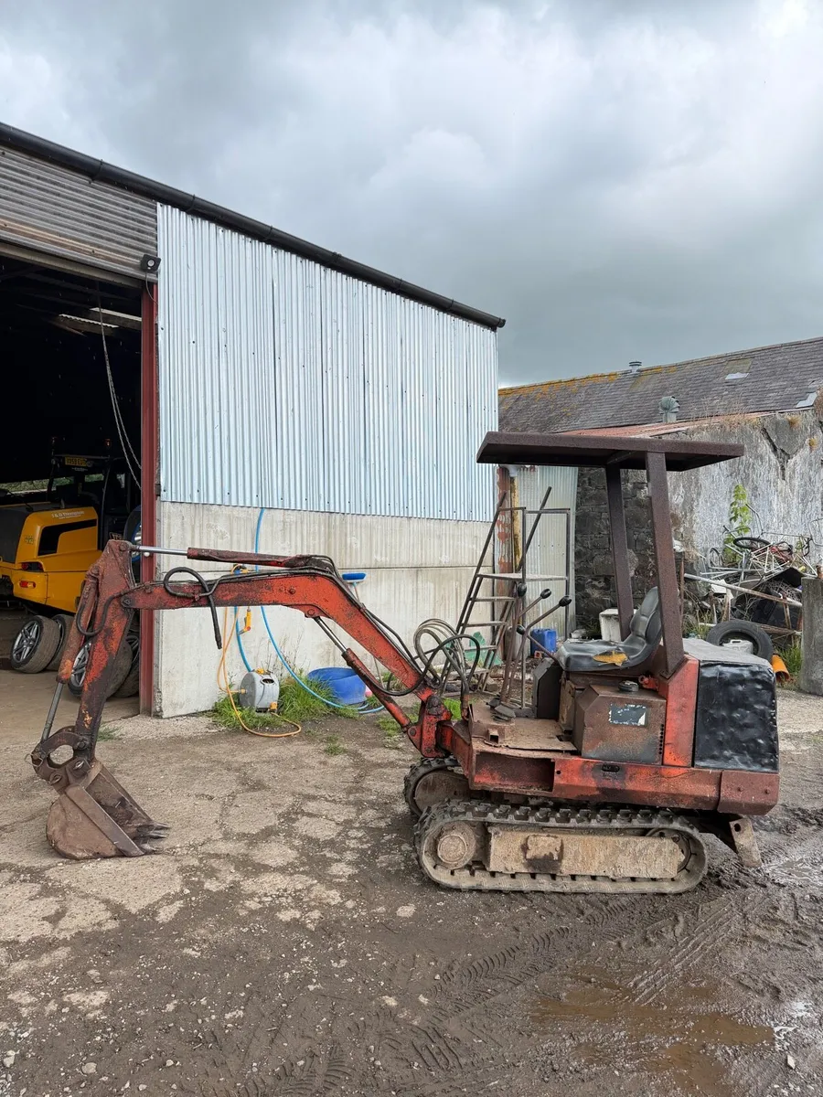 Kubota mini digger - 3 buckets - Image 1