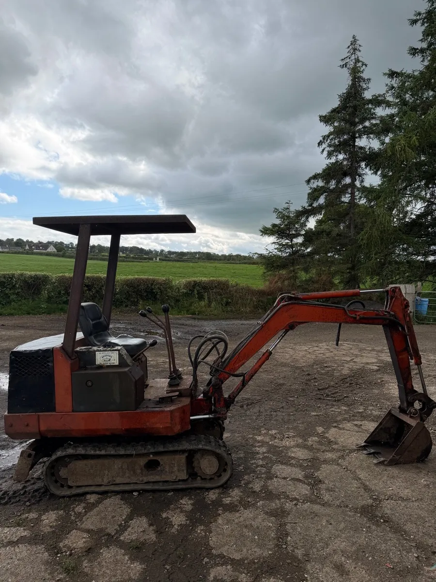 Kubota mini digger - 3 buckets - Image 2