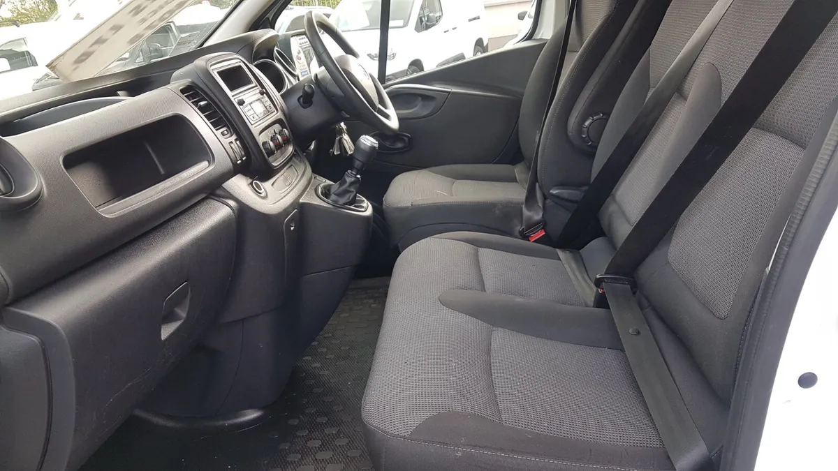 Renault Trafic 2021 LWB MINT VAT INVOICE - Image 4