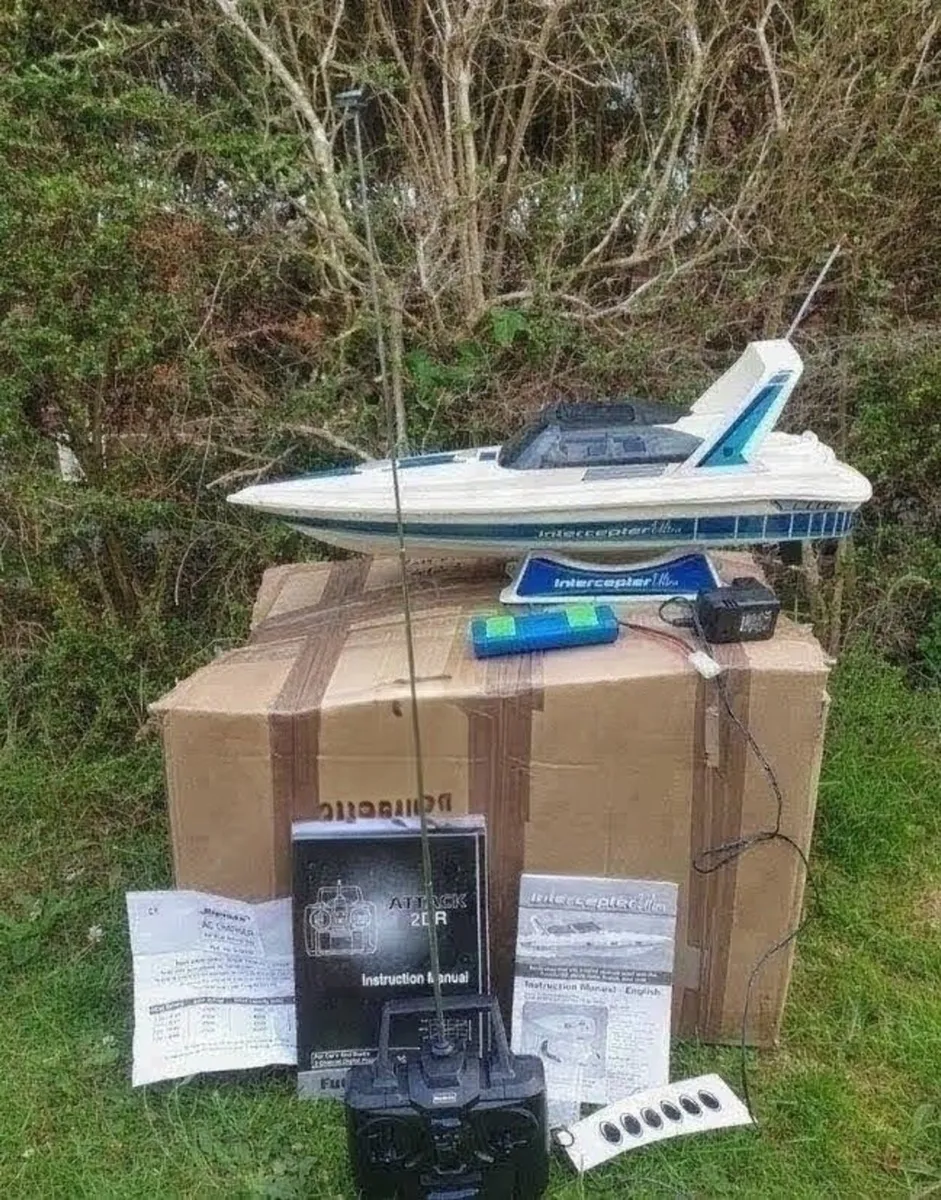 Ripmax interceptor ultra Remote control boat - Image 1