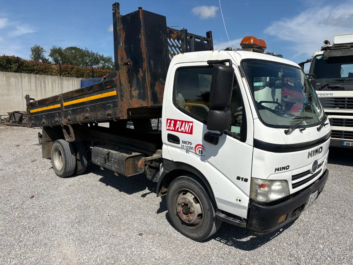 2010 Hino 300 7.5Ton Tipper - Image 2