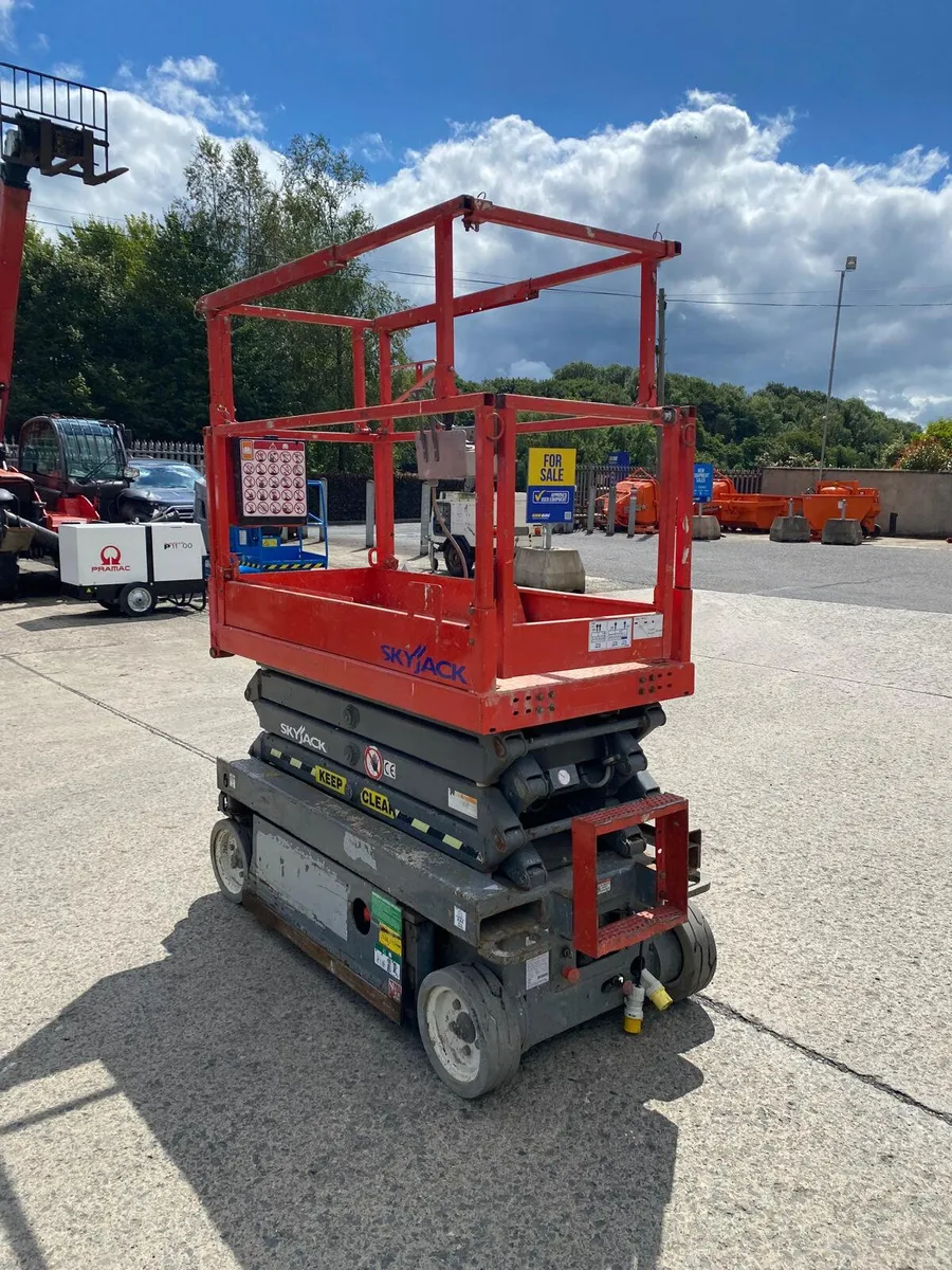 2016 SKYJACK SJ3219 25FT ELECTRIC SCISSOR LIFT - Image 4