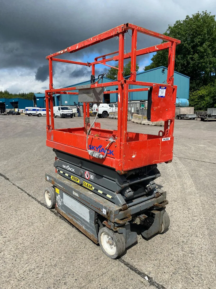 2016 SKYJACK SJ3219 25FT ELECTRIC SCISSOR LIFT - Image 1