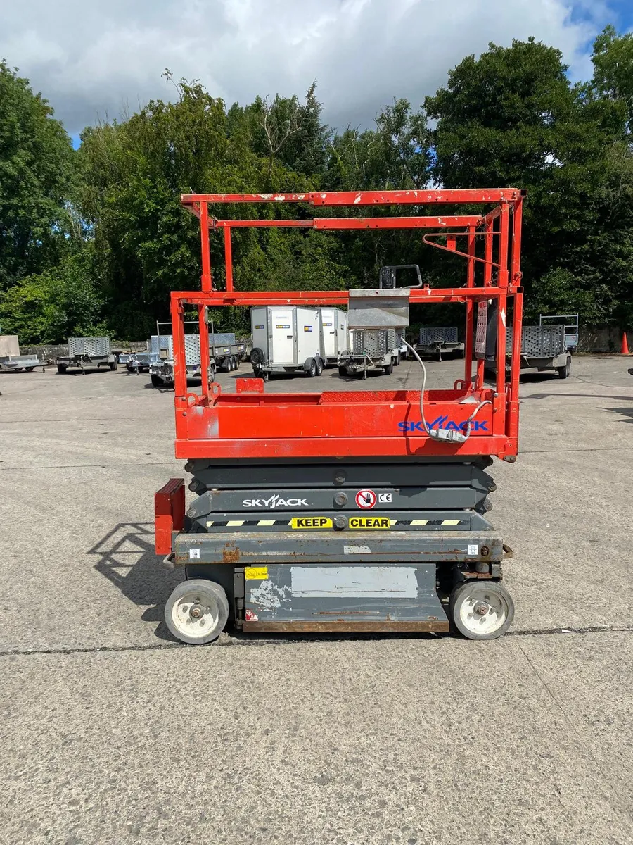 2016 SKYJACK SJ3219 25FT ELECTRIC SCISSOR LIFT - Image 2