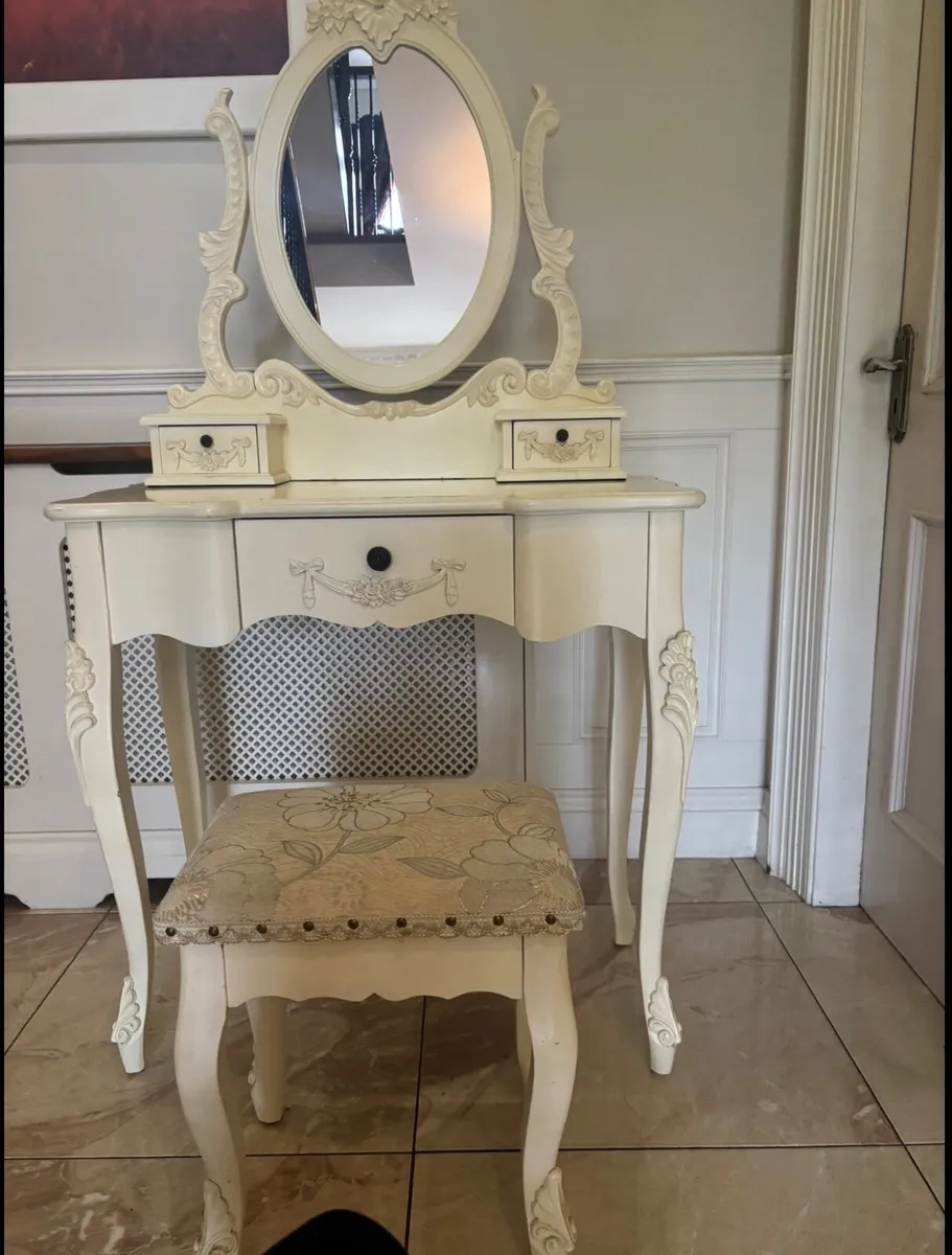Dressing table - Image 1