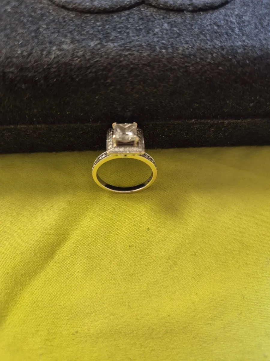 Engagement ring - Image 1