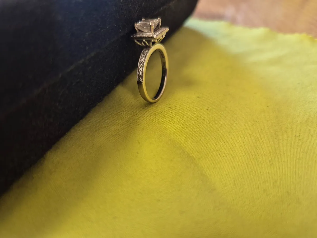 Engagement ring - Image 3
