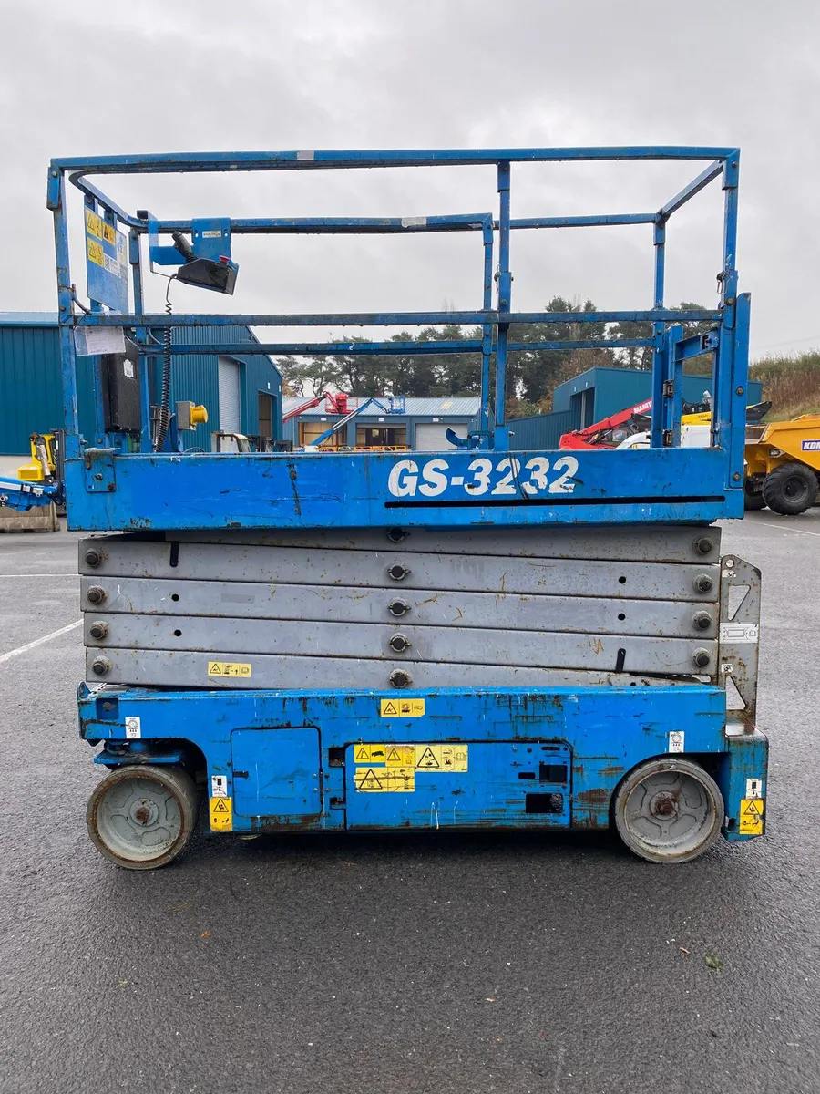 2014 GENIE GS3232 38FT NARROW ELECTRIC SCISSOR - Image 3