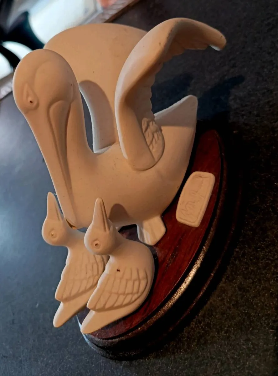 Pelicans bisque statue - Image 1