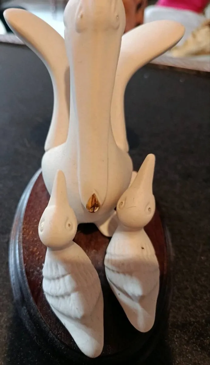 Pelicans bisque statue - Image 2