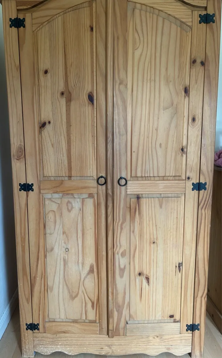 Pine bedroom set - Image 1