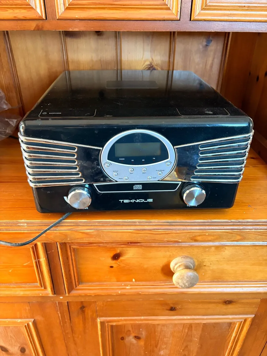 Record Player (vinyl) and Radio - Image 1