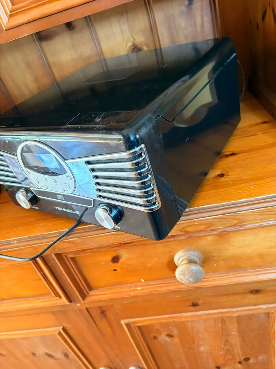 Record Player (vinyl) and Radio - Image 2