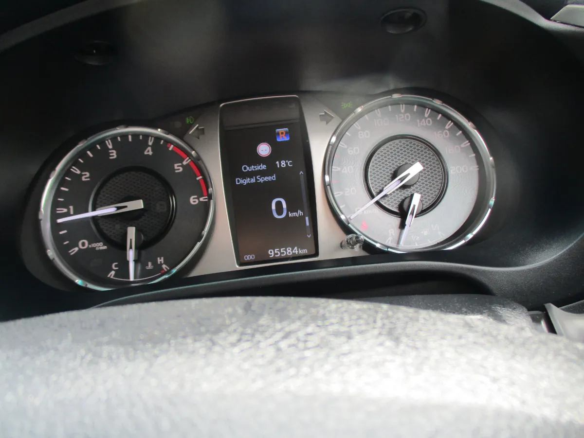 Toyota Hilux 2023 2.8D4D CREWCAB AUTO - Image 3