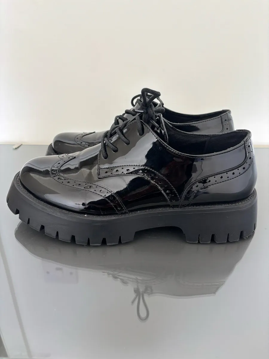 Wide Fit Black Patent Chunky Brogues Schuh - Image 3