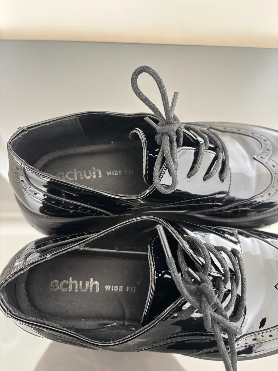 Wide Fit Black Patent Chunky Brogues Schuh - Image 4